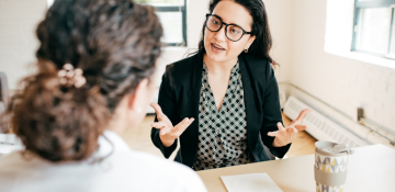 Doctora dando un diagnostico